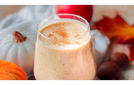 Koktajl Pumpkin Spice z przecieru z dyni, daktyli i serka wiejskiego